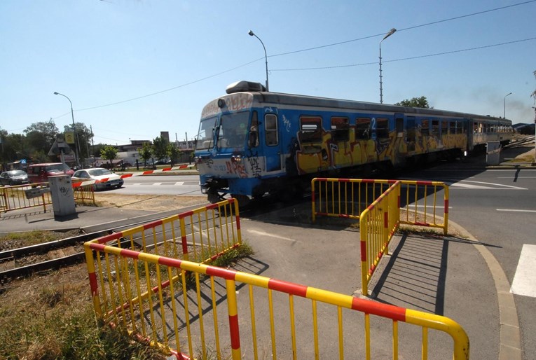 Na Amerikanca u Varaždinu naletio vlak dok je autom prelazio prugu