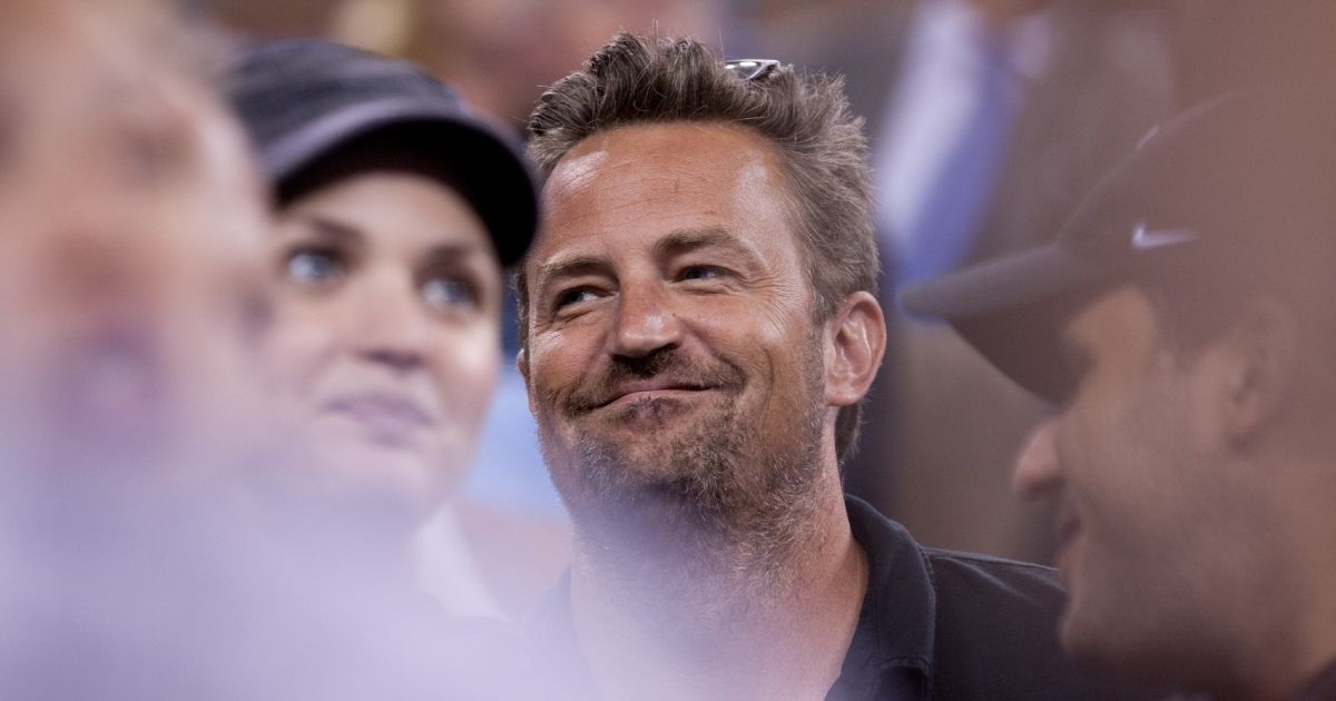 Matthew Perry navodno je bio nasilan prema ženama. Zaručnicu je gađao stolićem?