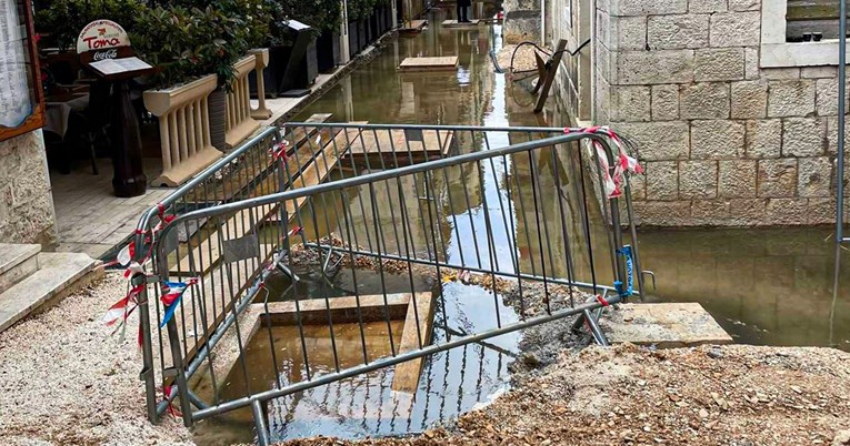 FOTO Kaos u Trogiru. Turisti stižu, a centar grada poplavljen zbog radova