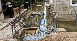 FOTO Kaos u Trogiru. Turisti stižu, a centar grada poplavljen zbog radova