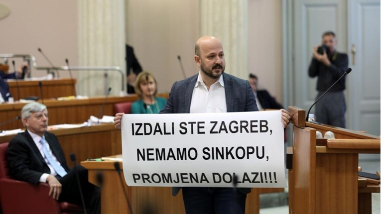 VIDEO Maras Jandrokoviću dao kacigu pa u saboru razvio transparent