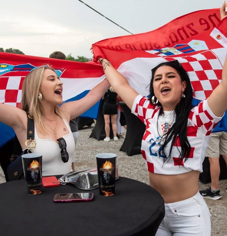 FOTO Vinkovčanke s hrvatskim zastavama privukle pažnju u fan zoni na Bundeku