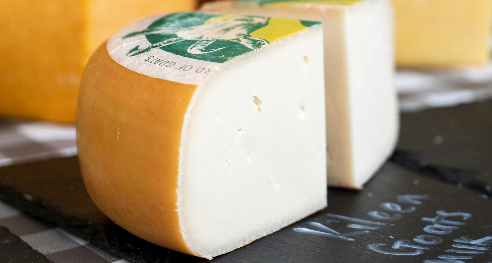 Ako ste na siru primijetili bijelu prašinu koja izgleda kao plijesan, evo što je to