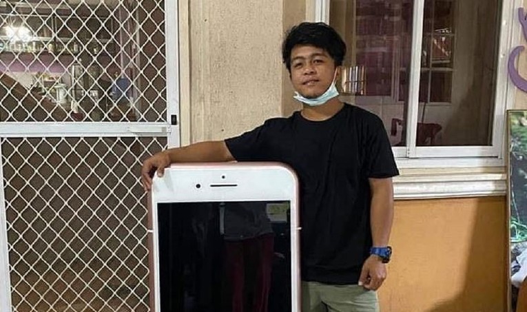 Tinejdžer naručio "jeftini iPhone", zbog onog što je dobio postao hit na internetu