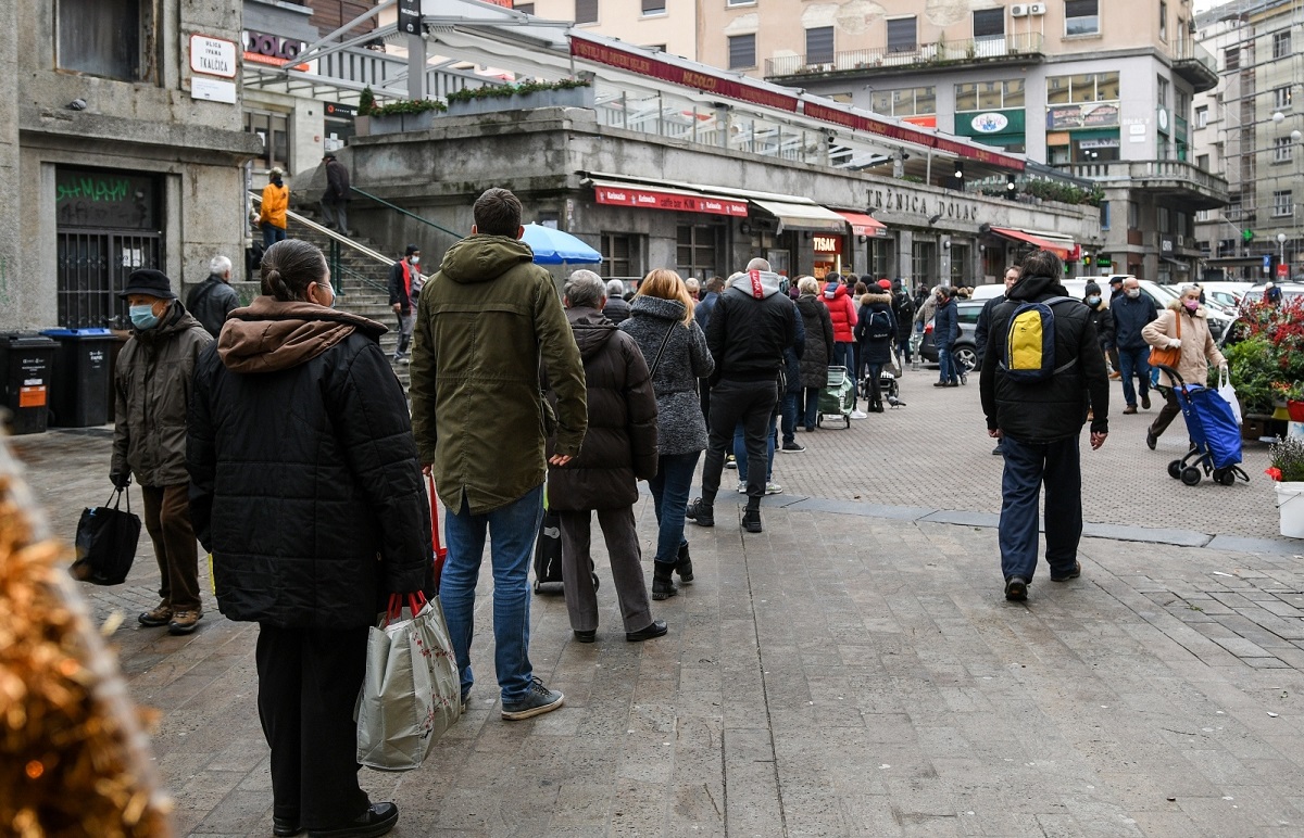 FOTO Uvedene nove mjere za dućane, pred nekim trgovinama velike gužve