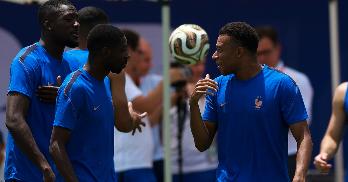 Mbappé iznenađen novom loptom uoči polufinala SP-a. Pogledajte kako je proučava
