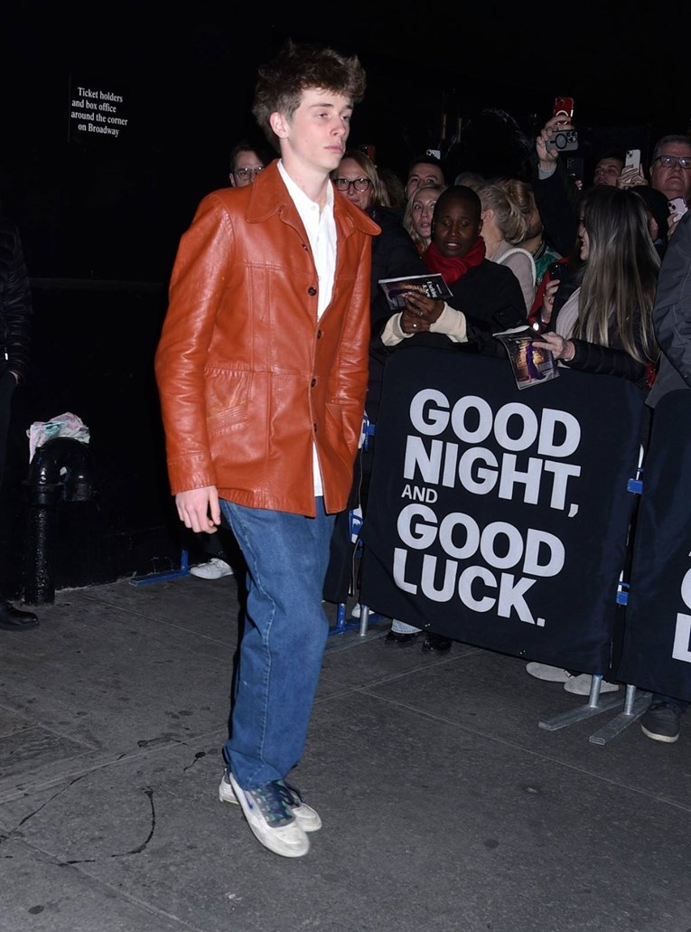 Sin Julije Roberts prvi put snimljen na javnom događaju, privukao pažnju outfitom