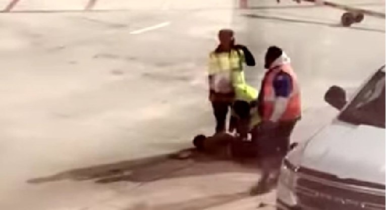 Muškarac na aerodromu u SAD-u otvorio izlaz za nuždu u avionu i popeo se na krilo  