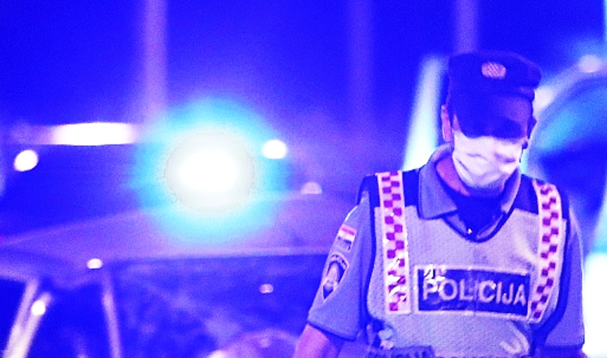 Teška nesreća u Novskoj, cura ispala iz auta, umrla u bolnici