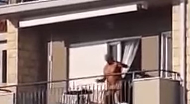 Snimka dede na balkonu nasmijala Dalmatince: "Što god dajete didi, nemojte više"