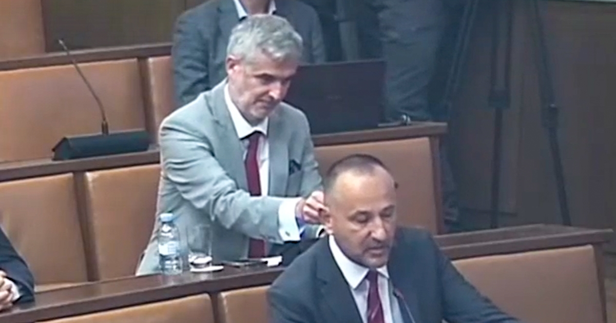Zekanović objavio snimku: "Kad ti smeta istina, lupi protivnika mikrofonom"