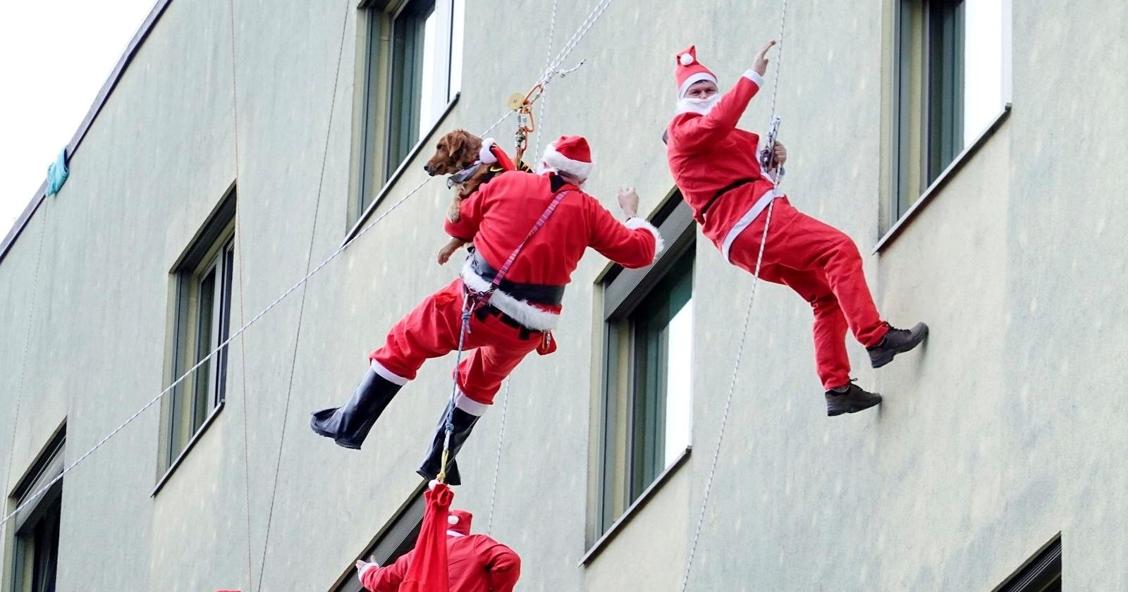Djedovi Božićnjaci spustili se s krova bolnice u Mariboru da razvesele djecu