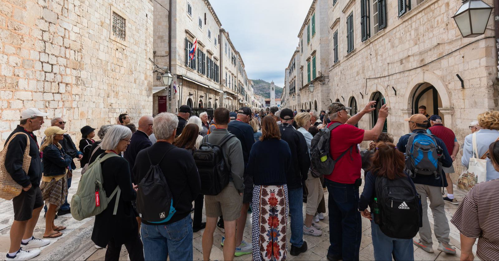 FOTO Dubrovnik danas vrvi turistima i znatiželjnicima, pogledajte što se događa
