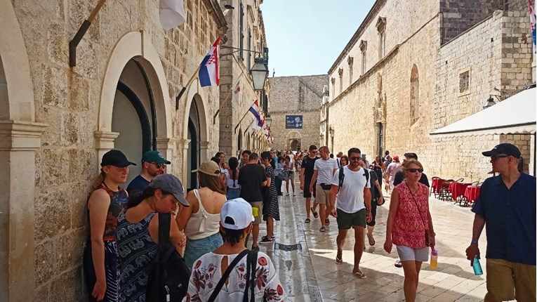 FOTO I VIDEO Hrpu turista u Dubrovniku dočekale zatvorene trgovine i suvenirnice