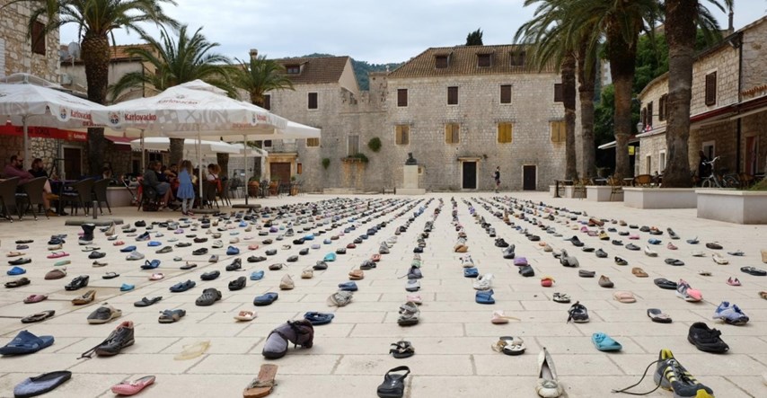 FOTO U Starom Gradu umjesto turista osvanulo 1000 izgubljenih cipela