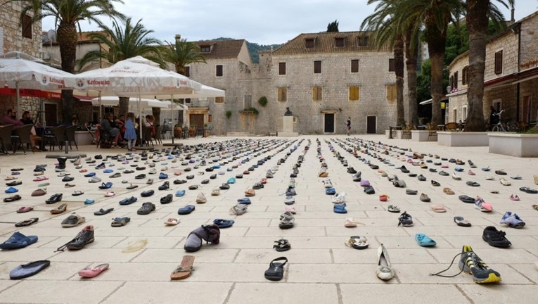 FOTO U Starom Gradu umjesto turista osvanulo 1000 izgubljenih cipela