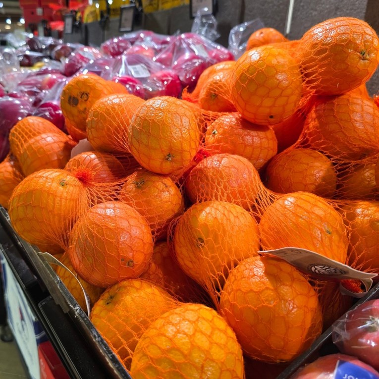 Jeste li se ikad pitali zašto su naranče pakirane u crvene mrežice?