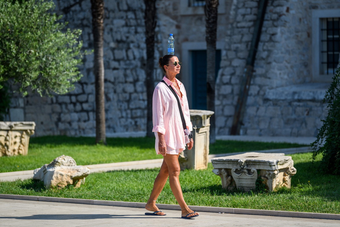 FOTO Turistkinja hodala po Šibeniku s bocom vode na glavi (ni nama nije jasno)