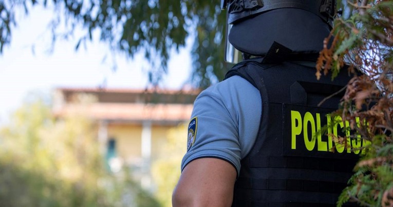 U Sinju umro muškarac, bio u društvu dvije osobe. Policija istražuje