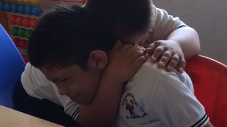 Najljepši video dana: Dječak s Downom grli i tješi uplakanog dječaka s autizmom