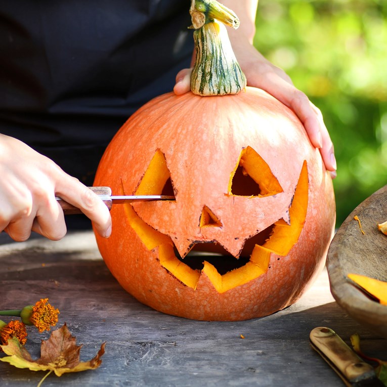 I vi se spremate rezbariti bundevu? Evo na što sve treba pripaziti dok to radite