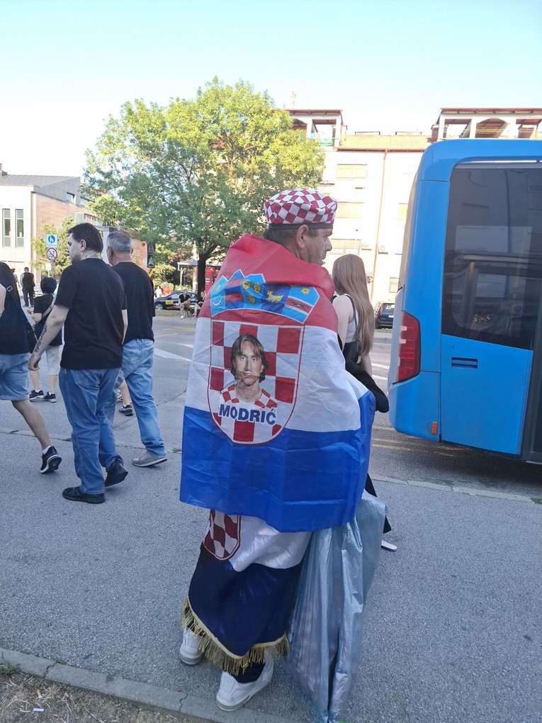 Posjetitelj Thompsonova koncerta u Zaprešiću ogrnuo se zastavom sa slikom Luke Modrića