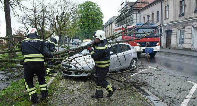 Vjetar rušio stabla u Sisačko-moslavačkoj i dijelu Karlovačke županije