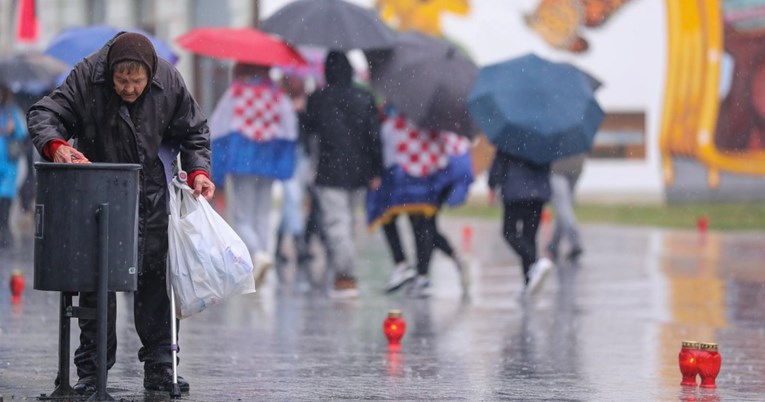 Ovo je baka Magdalena iz Vukovara. Po kiši skuplja plastične boce iz smeća