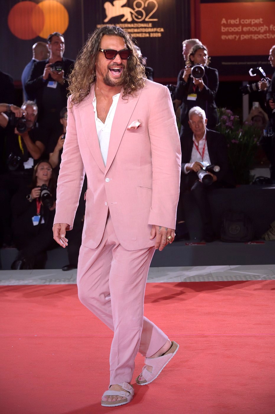 Jason Momoa ukrao šou u Veneciji u ružičastom odijelu i s pedikurom