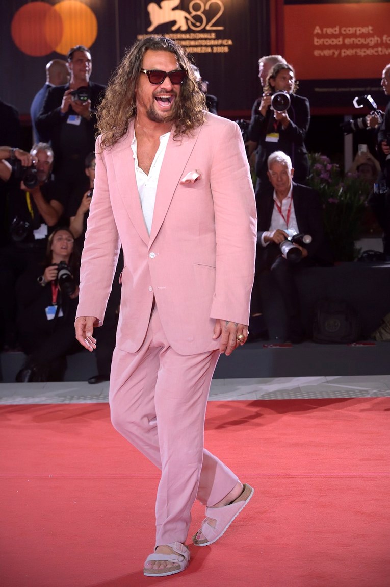 Jason Momoa ukrao šou u Veneciji u ružičastom odijelu i s pedikurom