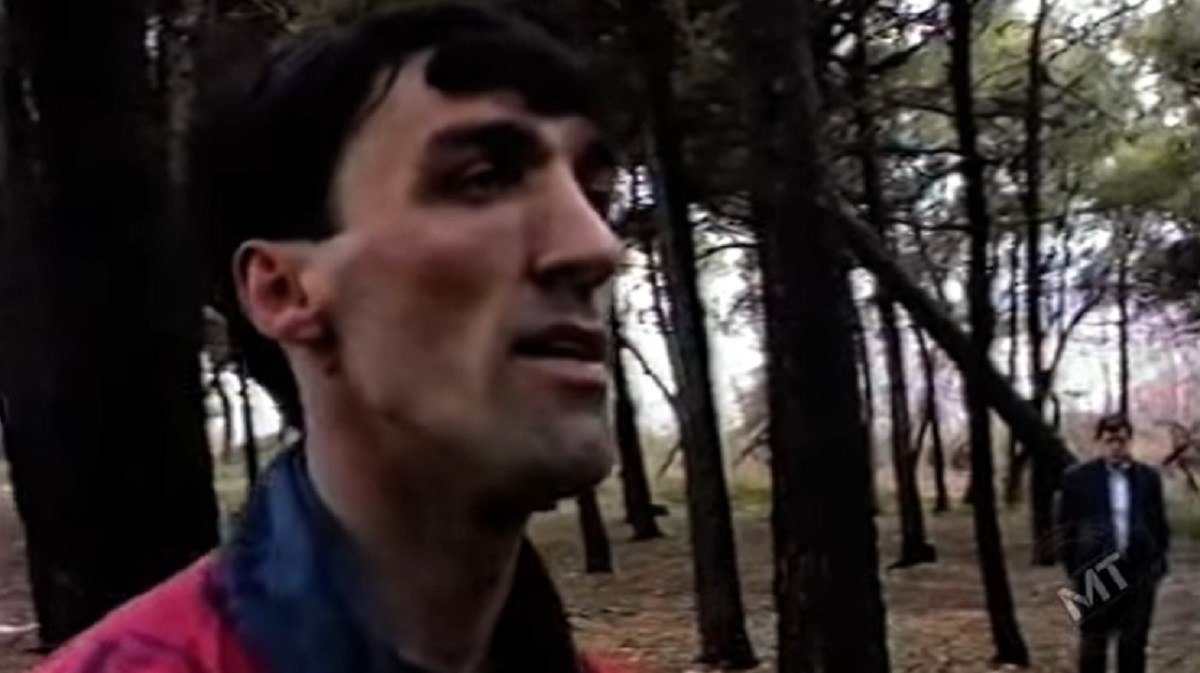 Na snimci igrača Sarajeva nakon izlaska iz opkoljenog grada uočen je i ratni zločinac