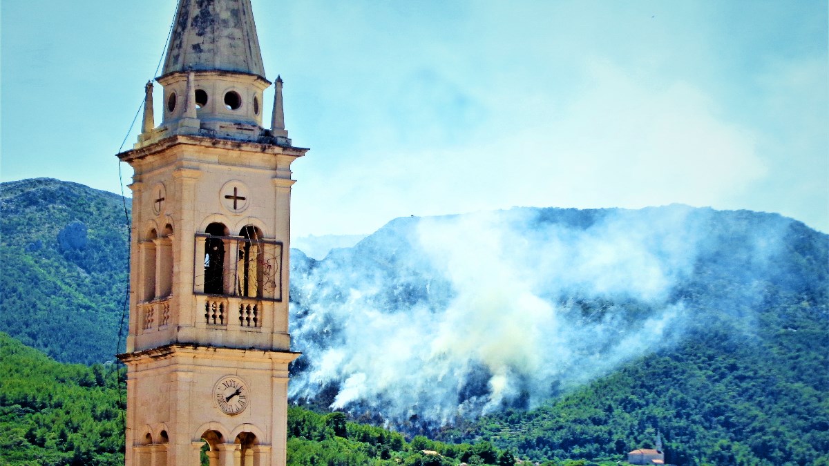 Širi se požar na Braču, gori u blizini kuća. Na Hvaru se zapalila šuma