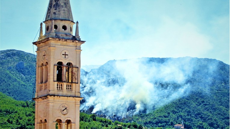 Širi se požar na Braču, gori u blizini kuća. Na Hvaru se zapalila šuma