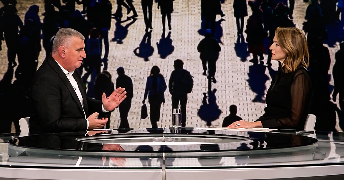 Voditeljica Bulju: "Što da vam sin kaže da je gej". Bulj: "Nije došao"