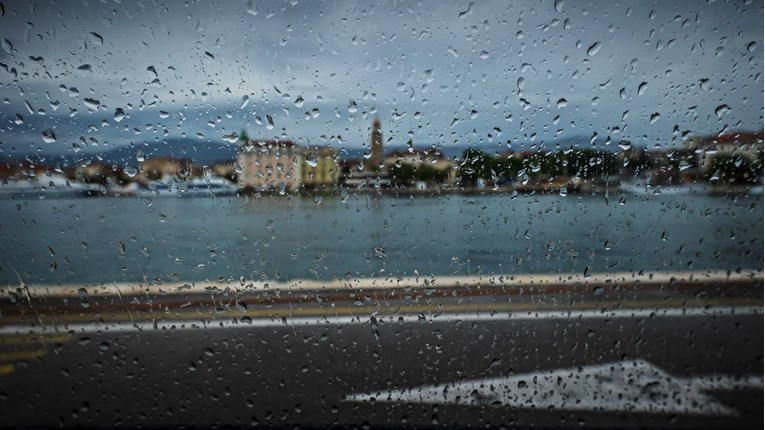 Danas oblačno i kiša, u Dalmaciji mogući pljuskovi s grmljavinom