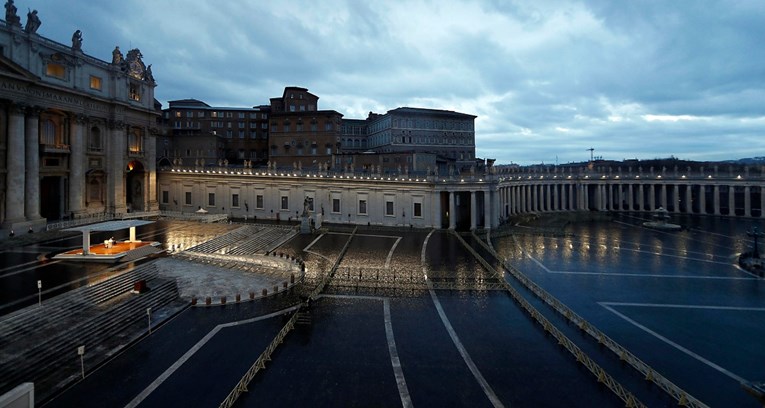 FOTO Papa održao molitvu pred praznim Trgom svetog Petra