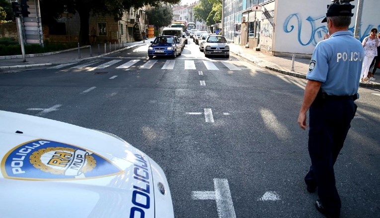 Muškarac u Splitu plašio ljude lažnim oružjem, policija ga našla i privela