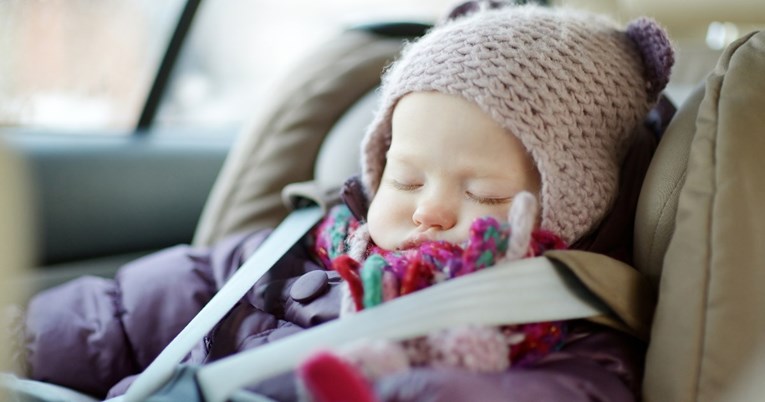 Mama upozorava: Zimske jakne i autosjedalice opasna su kombinacija
