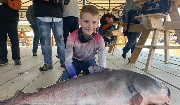 12-godišnjak uhvatio rekordnog soma koji je težak skoro poput njega
