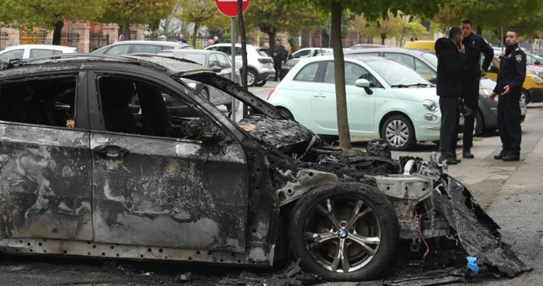Pred sudom u Osijeku izgorio BMW sutkinje. Policija: Namjerno je zapaljen