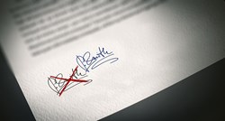 Javni bilježnici inzistiraju na potpisivanju dokumenata plavom tintom