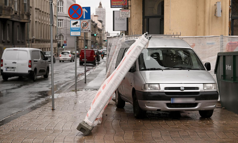 Vjetar u Zagrebu srušio ogradu na auto