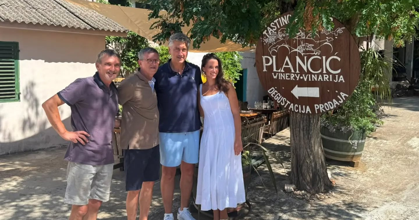 Plenković u kratkim hlačama posjetio hvarsku vinariju Plančić uoči jematve