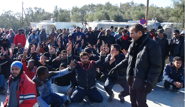 Grčka zatvara prekrcane izbjegličke kampove na otocima, prebacuju ih na kopno