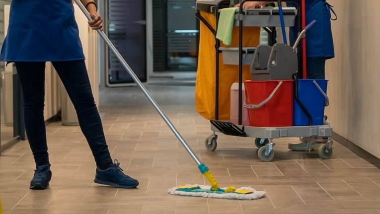 Čistačica se spotaknula i pala na benzinskoj. Tvrtka joj mora platiti 110.000 eura