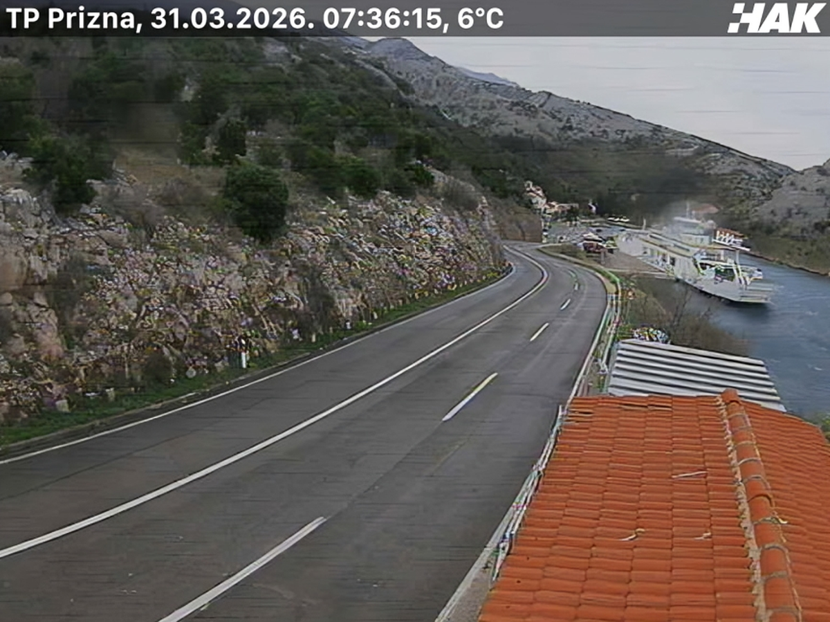 Olujna bura podno Velebita. Vozi se ograničeno