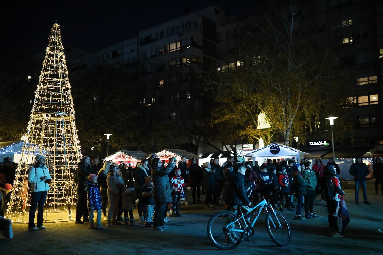FOTO Prvi kvartovski advent u Zagrebu je onaj u Španskom