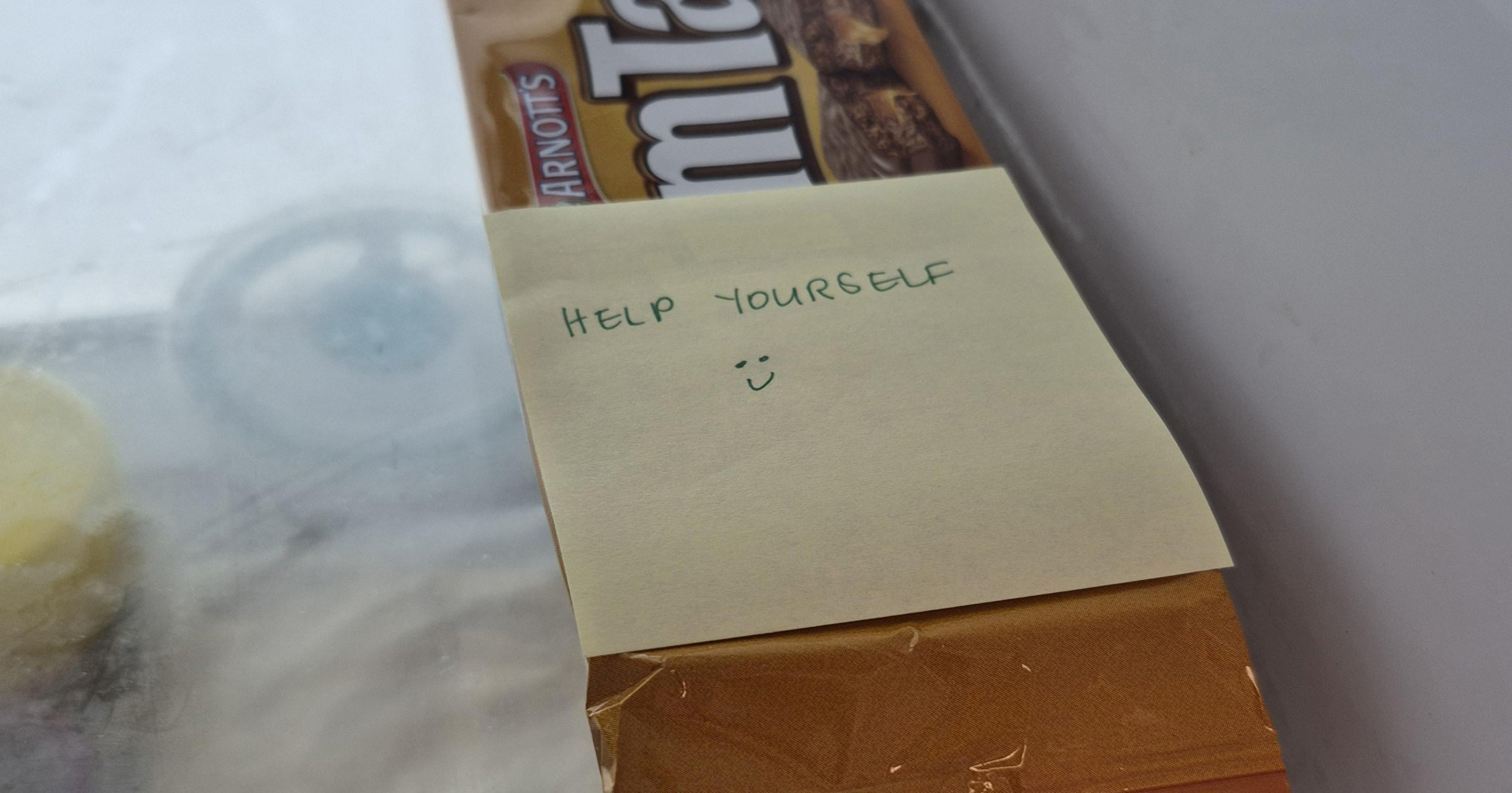 Ostavio kekse u frižideru na poslu, nije mogao vjerovati što ga je dočekalo