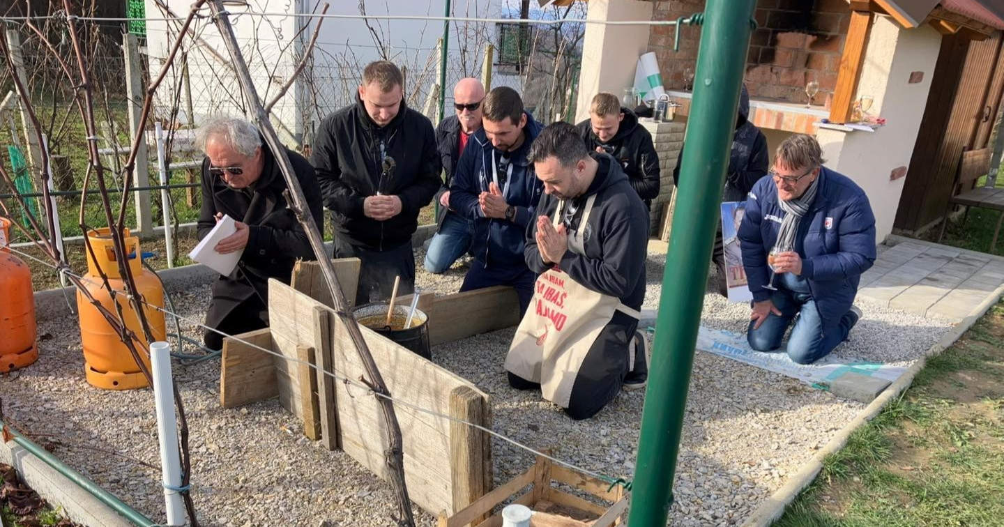 Muškarci u Varaždinu klečali za dobar gulaš, fotke su hit