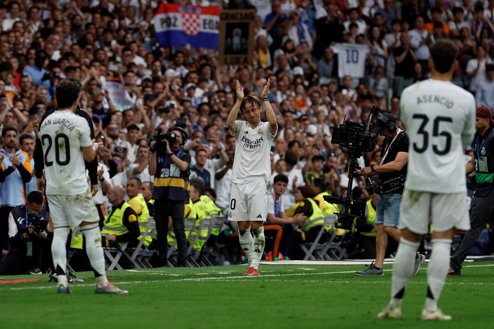 VIDEO Modrić krenuo iz igre u oproštajnoj utakmici. Slijedila je scena za povijest